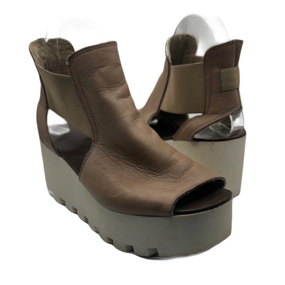 Platform Peep-Toe Leather Wedge Sandals - Taupe